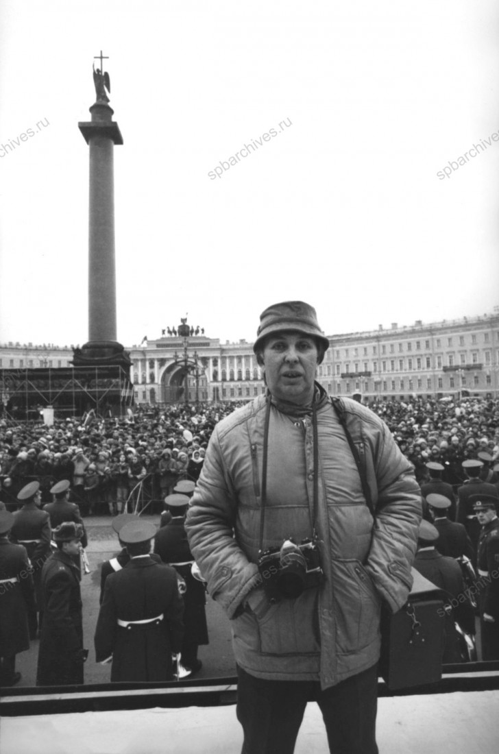 Фотокорреспондент ЛенТАСС М. Л. Блохин на Дворцовой площади во время демонстрации. [1980-е гг.]. Ленинград. Автор съемки Дмитриев М. Ю. ЦГАКФФД СПб. Ар. 241326