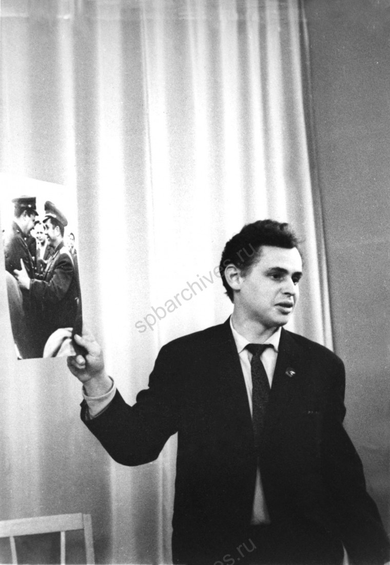 Фотокорреспондент ЛенТАСС О.Г.Пороховников в гостях у членов фотоклуба Дворца пионеров им. А.А.Жданова. 2 ноября 1964 г. Ленинград. Автор съемки Ритов Б.Е. ЦГАКФФД СПб. Ар. 162247