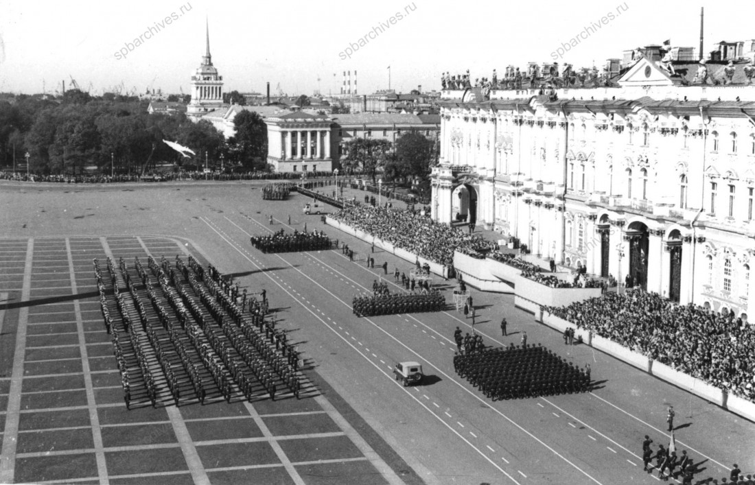 Общий вид Дворцовой площади во время военного парада в честь 45-й годовщины Победы в Великой Отечественной войне. Май 1990 г. Ленинград. Автор съемки Смольский С.С. ЦГАКФФД СПб. Ар. 245960