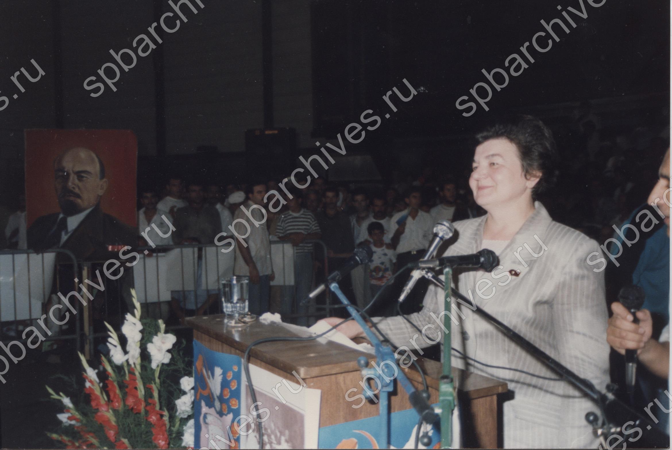 Выступление Н.А. Андреевой на стадионе в Дамаске, Сирия. 1992 г. ЦГАИПД СПб. Ф. Р-9404. Оп. 1. Д. 5. Л. 11