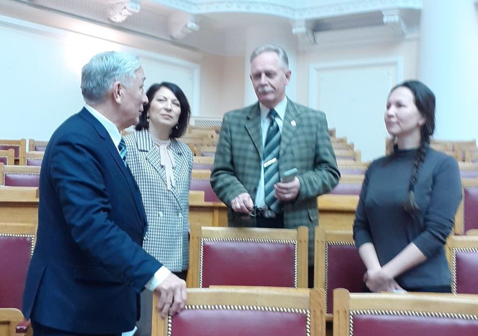 Сотрудники ЦГАИПД СПб с В.П. Огородниковым, доктором философских наук, профессором, членом-корреспондентом Международной академии наук высшей школы, академиком Петровской академии наук и искусств. Фото А.В. Бакарева.