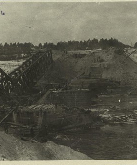 Взорванный железнодорожный мост г. Кингисепп. Фотография. 1945 г. ЦГА СПб. Ф. Р-9421. Оп. 1. Д. 381. Л. 2.