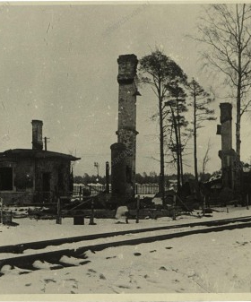 Разрушенное здание железнодорожного вокзала в г. Кингисепп. Фотография. 1945 г. ЦГА СПб. Ф. Р-9421. Оп. 1. Д. 381. Л. 6.