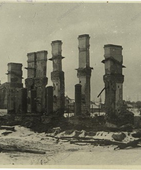 Разрушенное здание жилого дома в г. Кингисепп. Фотография. 1945 г. ЦГА СПб. Ф. Р-9421. Оп. 1. Д. 381. Л. 11.