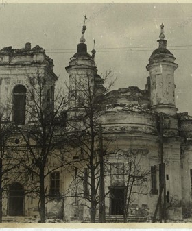 Разрушенный в ходе боевых действий Екатерининский собор в г. Кингисепп. Фотография. 1945 г. ЦГА СПб. Ф. Р-9421. Оп. 1. Д. 381. Л. 41.