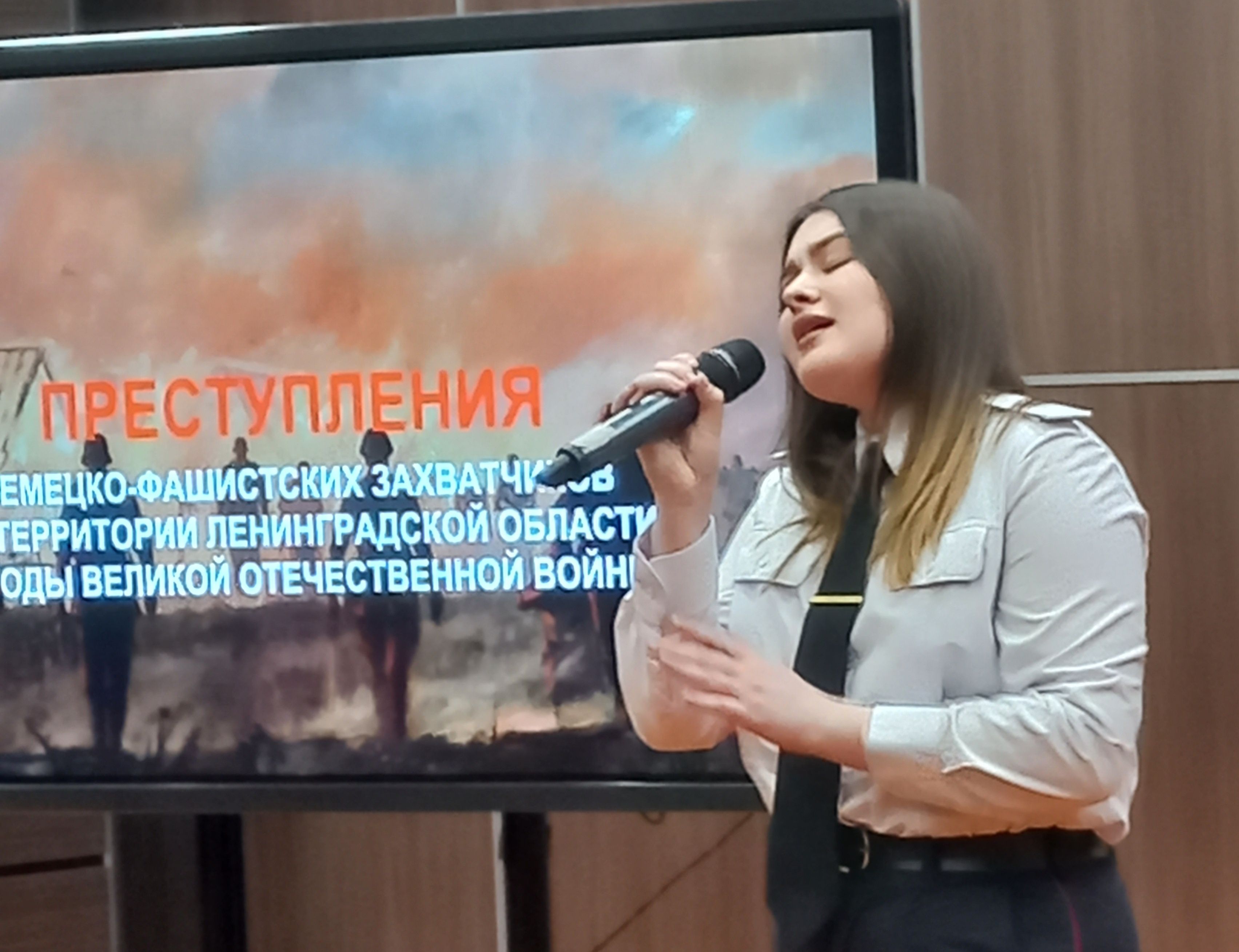 Песню «Баллада о войне» (слова и музыка  - М. Старцевой) исполнила кадет Санкт-Петербургской академии милиции имени Н.А. Щелокова Михайлова Дарья. Фото Л.В. Воробьевой.