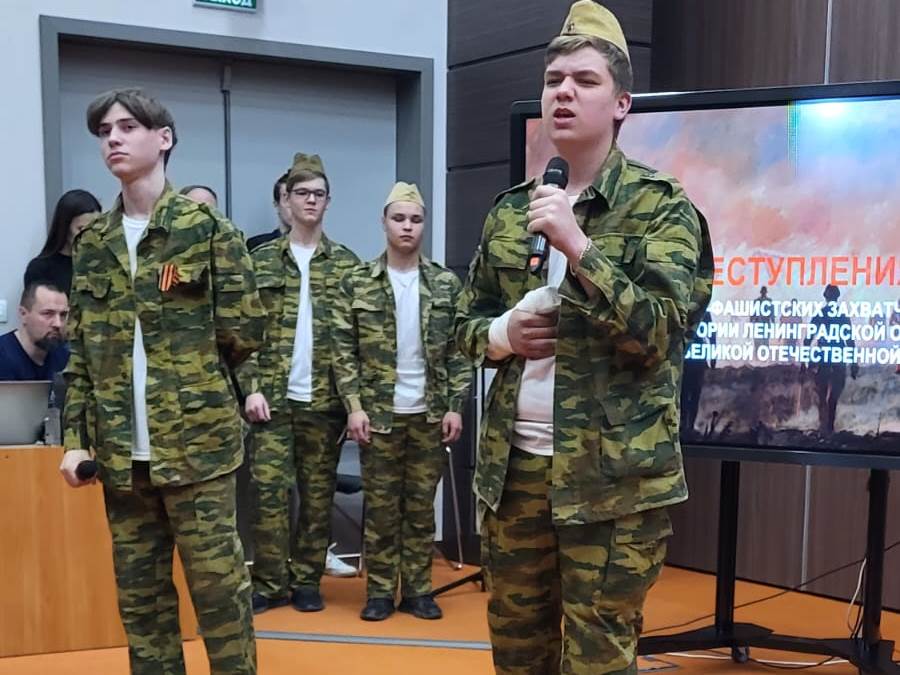 Песню «Огонек» (слова М. Исаковского, музыка народная) исполнили учащиеся 9 класса МОУ «Толмачевская средняя общеобразовательная школа им. Героя Советского Союза И.И. Прохорова». Фото О.И. Бобровой .