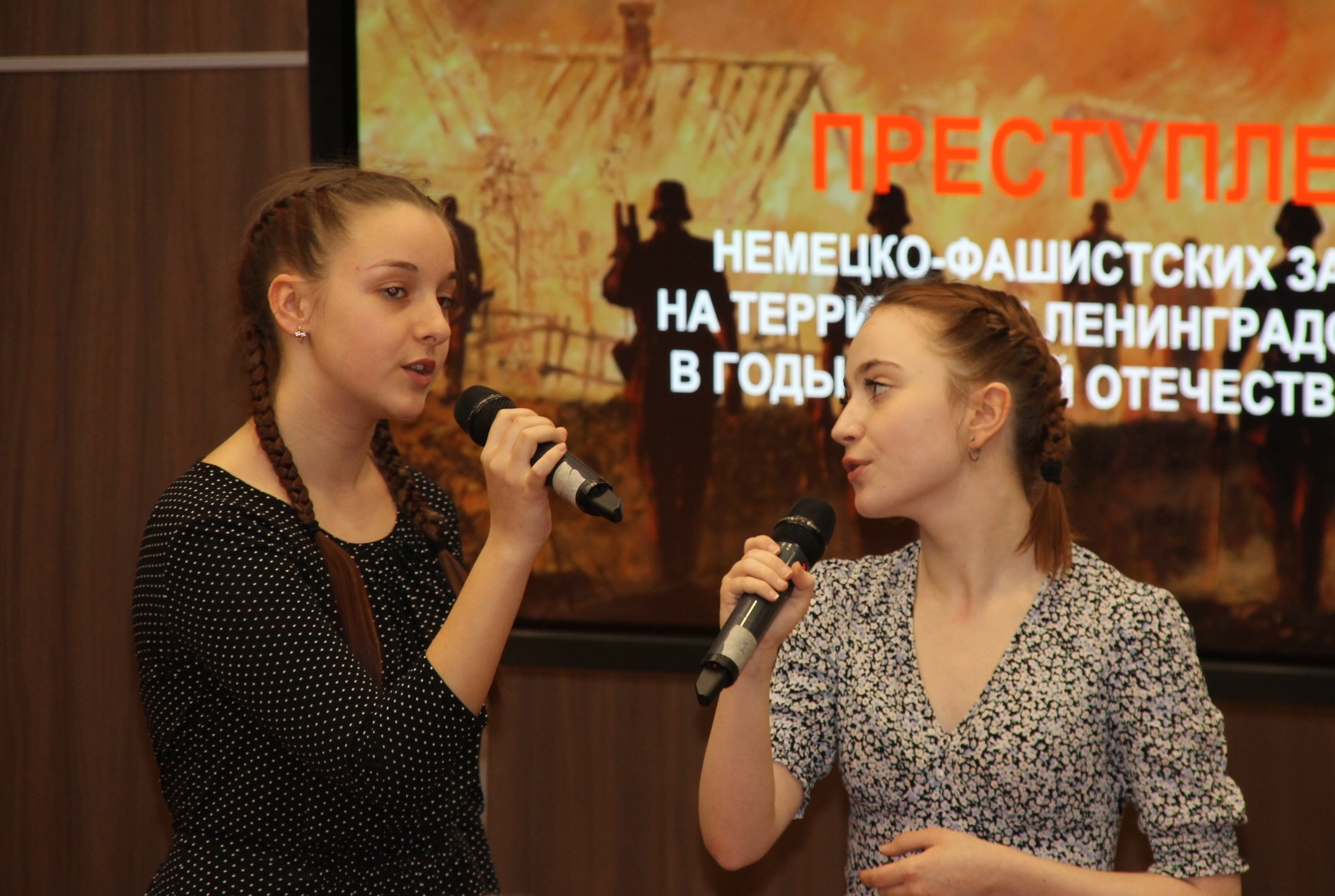 Песню «Огонек» (слова М. Исаковского, музыка народная) исполнили учащиеся 9 класса МОУ «Толмачевская средняя общеобразовательная школа им. Героя Советского Союза И.И. Прохорова». Фото Л.В. Воробьевой.