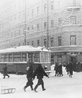 Остановившийся трамвай в блокадном городе. Автор съемки Д. М. Трахтенберг. 1941-1942 гг. ЦГАКФФД СПб. Ар 99174