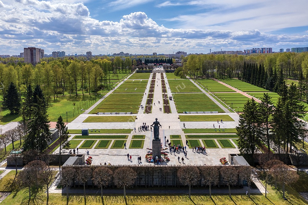 Пискаревское мемориальное кладбище. Авторы — архитекторы А. В. Васильев, Е. А. Левинсон, скульпторы В. В. Исаева и Р. К. Таурит («Мать-Родина» и рельефы на боковых стенах), М. А. Вайнман, Б. Е. Каплянский, А. Л. Малахин, М. М. Харламова (горельефы на центральной стеле). Из открытых источников