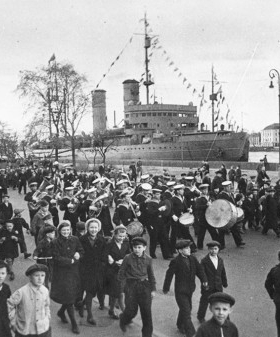 Ленинградцы на Адмиралтейской набережной в День Победы. 9 мая 1945 г. Ленинград. Автор съемки не установлен. ЦГАКФФД СПб. Ар 182043.