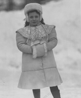 Девочка на катке. Начало 1900-х г. Фотография ателье Буллы. ЦГАКФФД СПб. Д 10365 