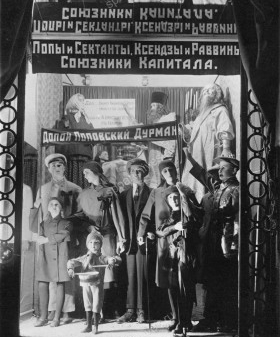 Витрина универмага «Пассаж». 1929 г. ЦГАКФФД СПб. Гр 35219