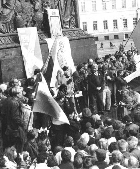 Митинг на Дворцовой площади за возвращение Ленинграду первоначального названия. Сентябрь 1990 г. ЦГАКФФД СПб. Ар 152557