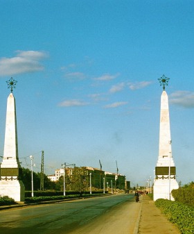 Пропилеи на пр. Стачек, обозначающие границу города. 1956 г. Источник: http://iconotheque-russe.ehess.fr/album/3/