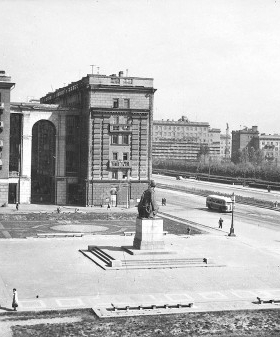 Вид проспекта имени Сталина у площади Чернышевского. Начало 1950-х гг. ЦГАКФФД СПб. Бр 8684.