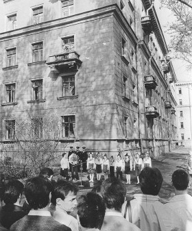 Торжественная церемония открытия мемориальной доски А. И. Маринеско на ул. Строителей. Май 1990 г. ЦГАКФФД СПб. Ар 216182.