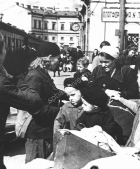 Эвакуация детей из города: дети в ожидании поезда на Московском вокзале. Автор съемки Д.М. Трахтенберг. 1941 г. ЦГАКФФД СПб. Ар 99390.
                                                                                                                    