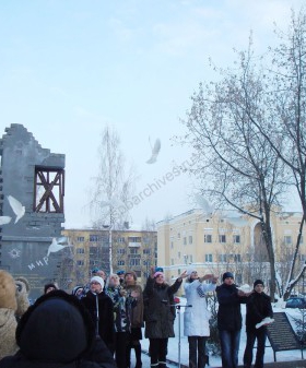 Торжественное открытие памятника детям блокадного Ленинграда в г. Костроме. Автор проекта архитектор А. Шахов. 27 января 2011 г. ГАНИКО. Ф. 3615. 3, 4.
                                                                                                                    