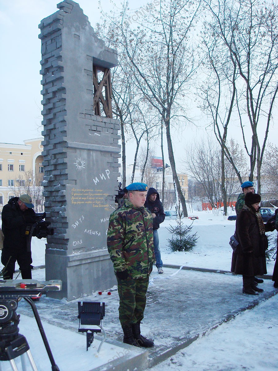 Торжественное открытие памятника детям блокадного Ленинграда в г. Костроме. Автор проекта архитектор А. Шахов. 27 января 2011 г. ГАНИКО. Ф. 3615. 3, 4.
                                                                                                                    