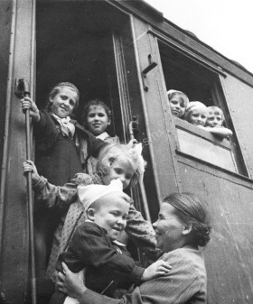 Возвращение детей в Ленинград из эвакуации. 1945 г. ЦГАКФФД СПб. Ар 100418а.