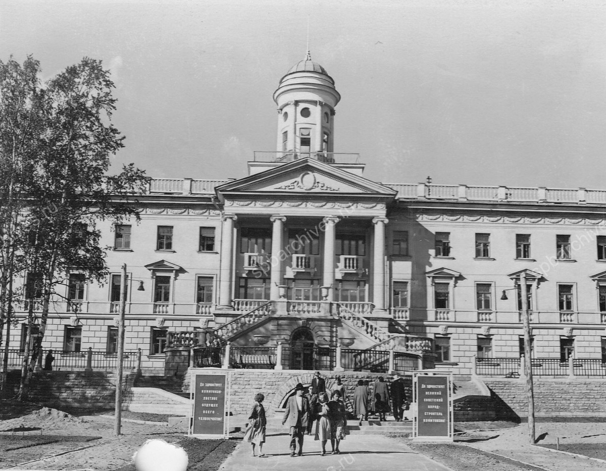 Дом отдыха «Строитель» в Курортном районе, главный корпус. 08.06.1958
Ленинград / Сестрорецкий р-н. Автор съемки: Богданов К.В. ЦГАКФФД СПб. Бр 17550.