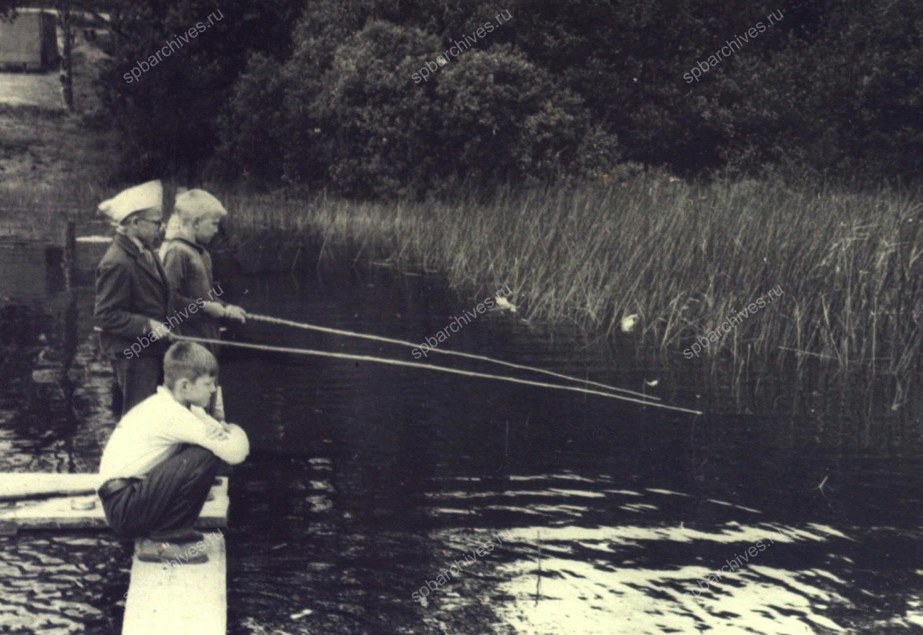 Ребята на рыбалке. 1962 г.Ленинградская обл., Всеволожский р-н, ст. Васкелово.
Автор съемки: Зигмунд С.Н. ЦГАКФФД СПб. Ар 59653.