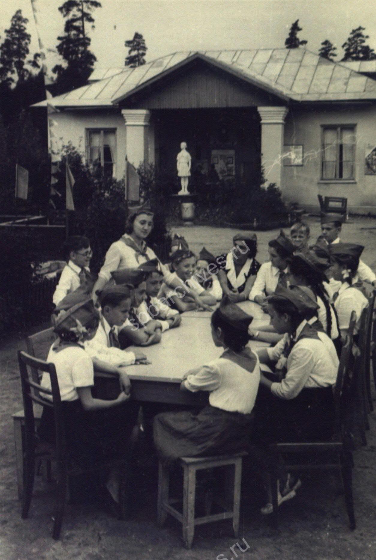 Старший пионервожатый проводит пионерский сбор.1962 г. Ленинградская обл., Всеволожский р-н, ст. Васкелово. Автор съемки: Зигмунд С.Н. ЦГАКФФД СПб. Ар 59646.