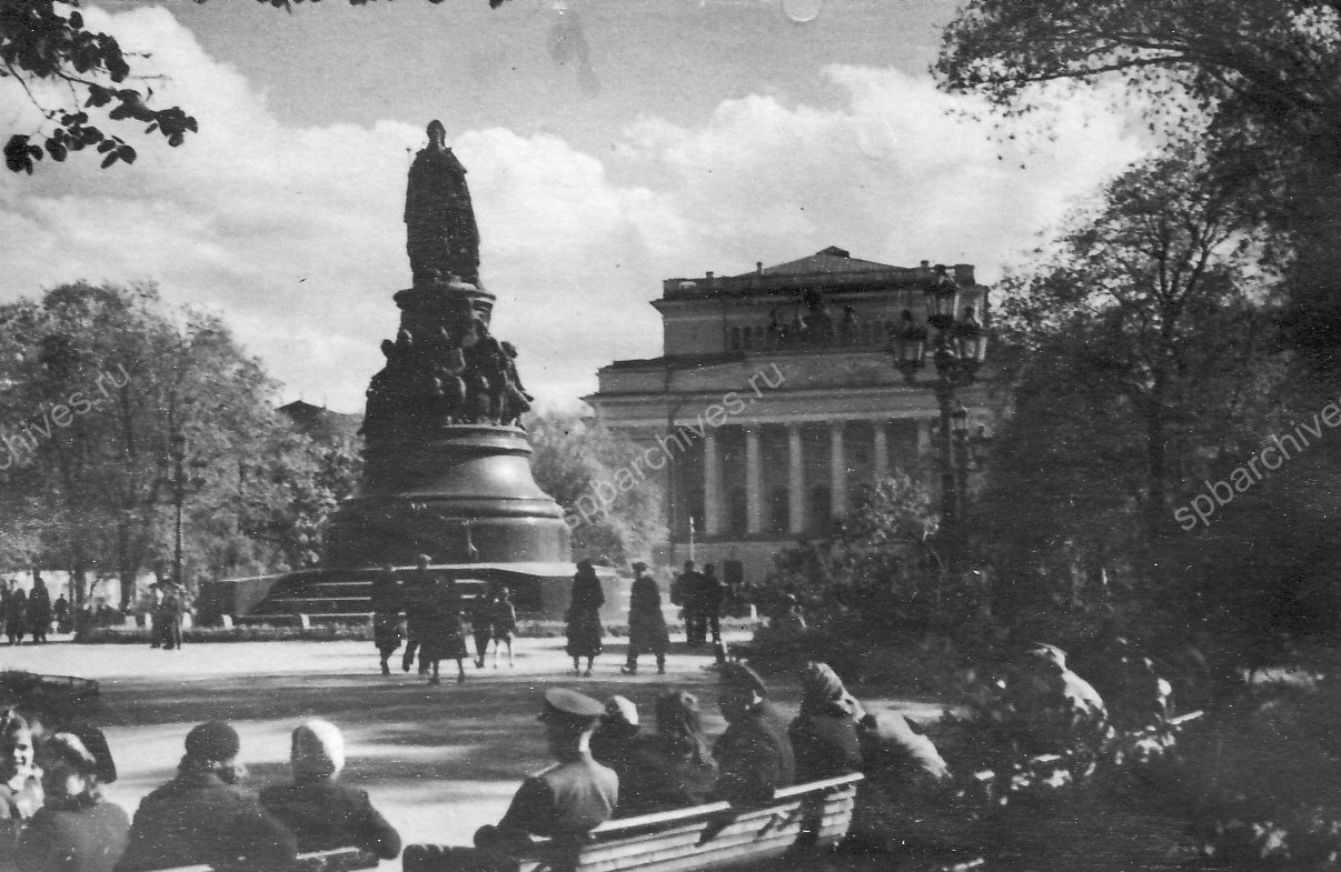 Ленинградцы, отдыхающие в сквере на площади Островского. В центре памятник Екатерине II (архитекторы Д.И.Гримм, В.А.Шретер, 1873 г.). 20 июня 1948 г. Ленинград. Автор съемки: Зигмунд С.Н. ЦГАКФФД СПб. Ар 210464.