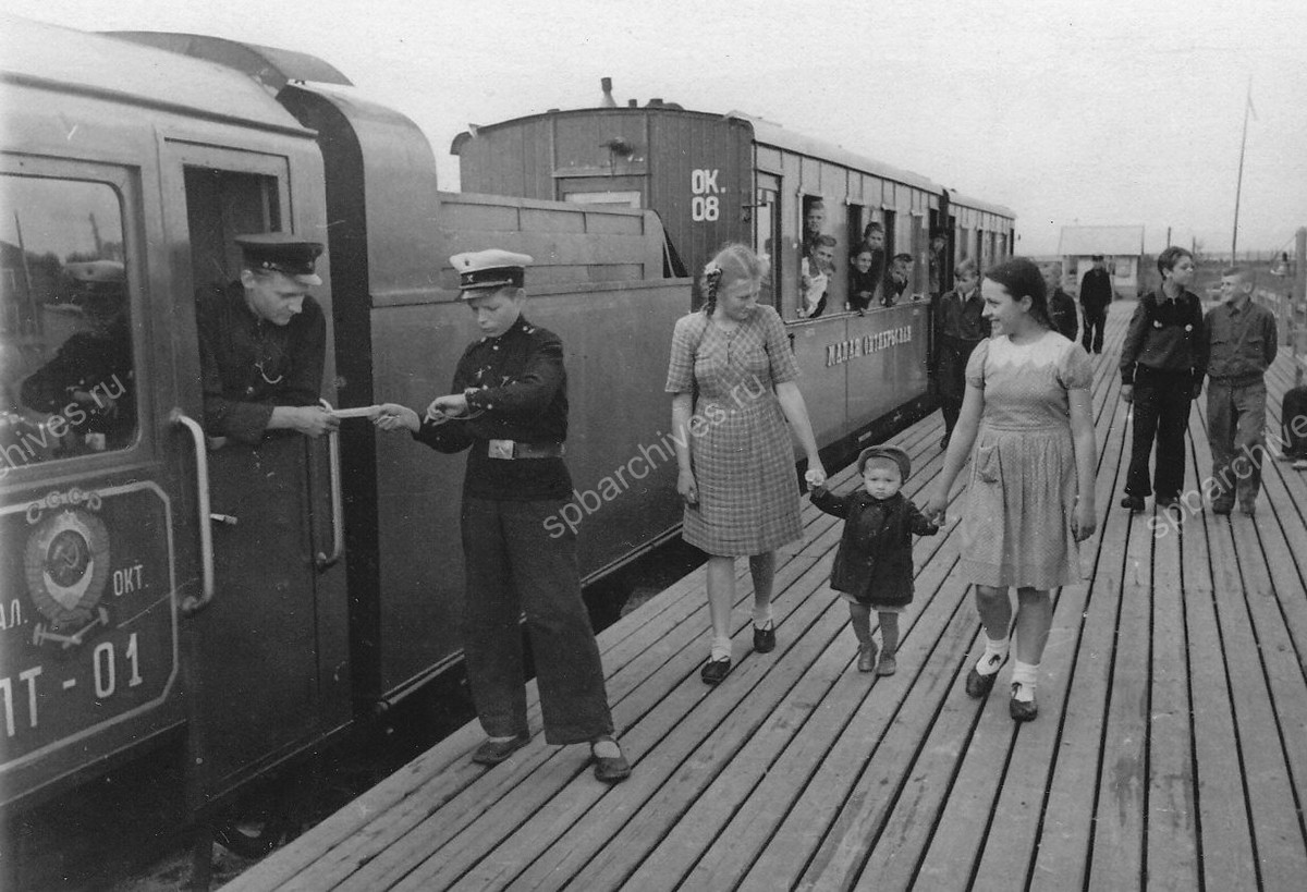 Летний отдых юных ленинградцев на детской железной дороге. Август 1949 г. Ленинград. Автор съемки: Федотов П.В., Шаламов Ю. ЦГАКФФД СПб. Ар 2562.